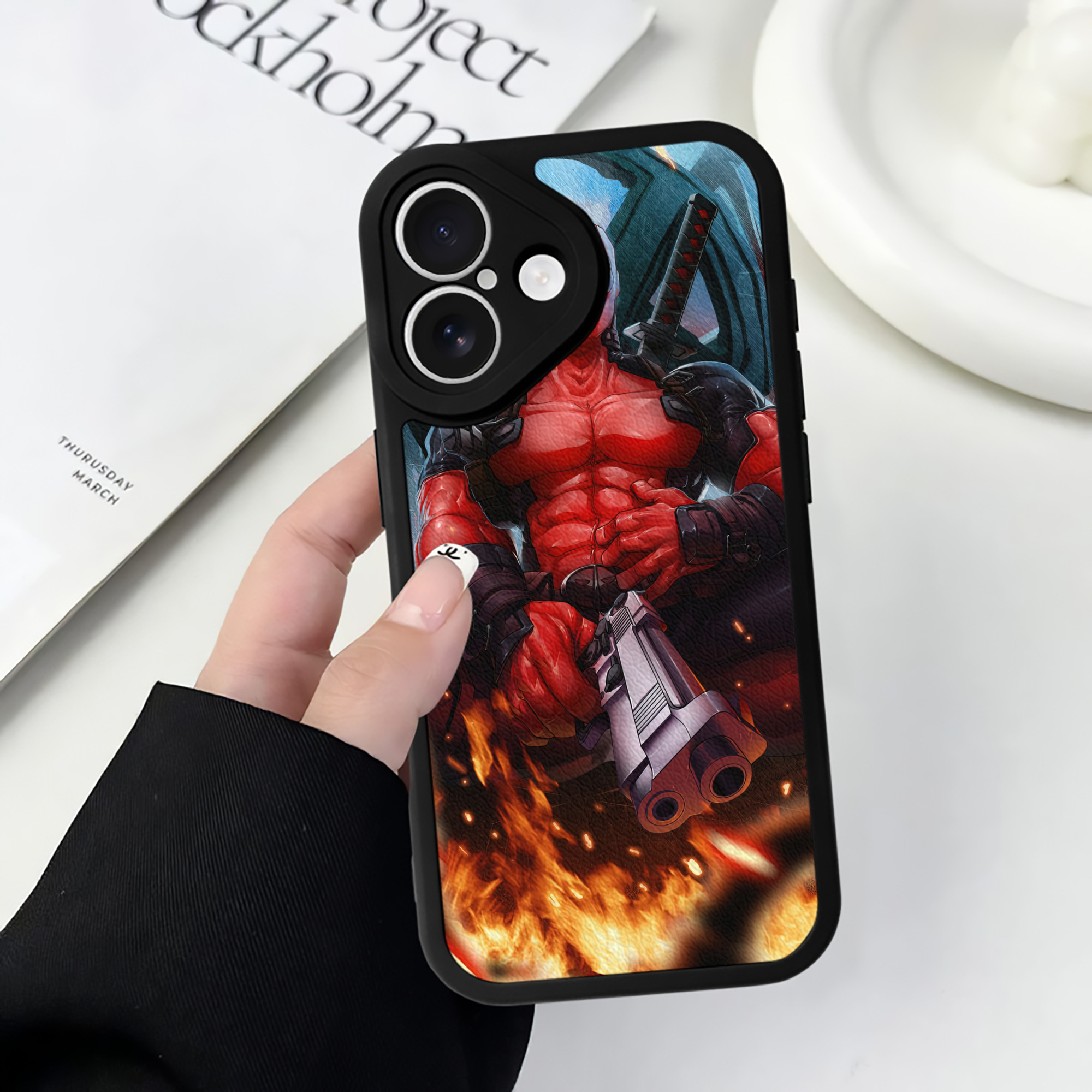 （画像用） Deadpool デッドプール 【iPhone 16シリーズ対応】シリコンスマホケース（レザー調） 材質：シリコン